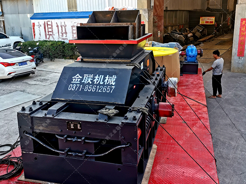 2PG1000x700型直連式液壓對輥制砂機(jī)發(fā)往新疆