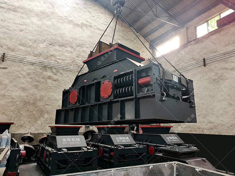2PG1000x700中型半自動液壓對輥制砂機(jī)發(fā)貨